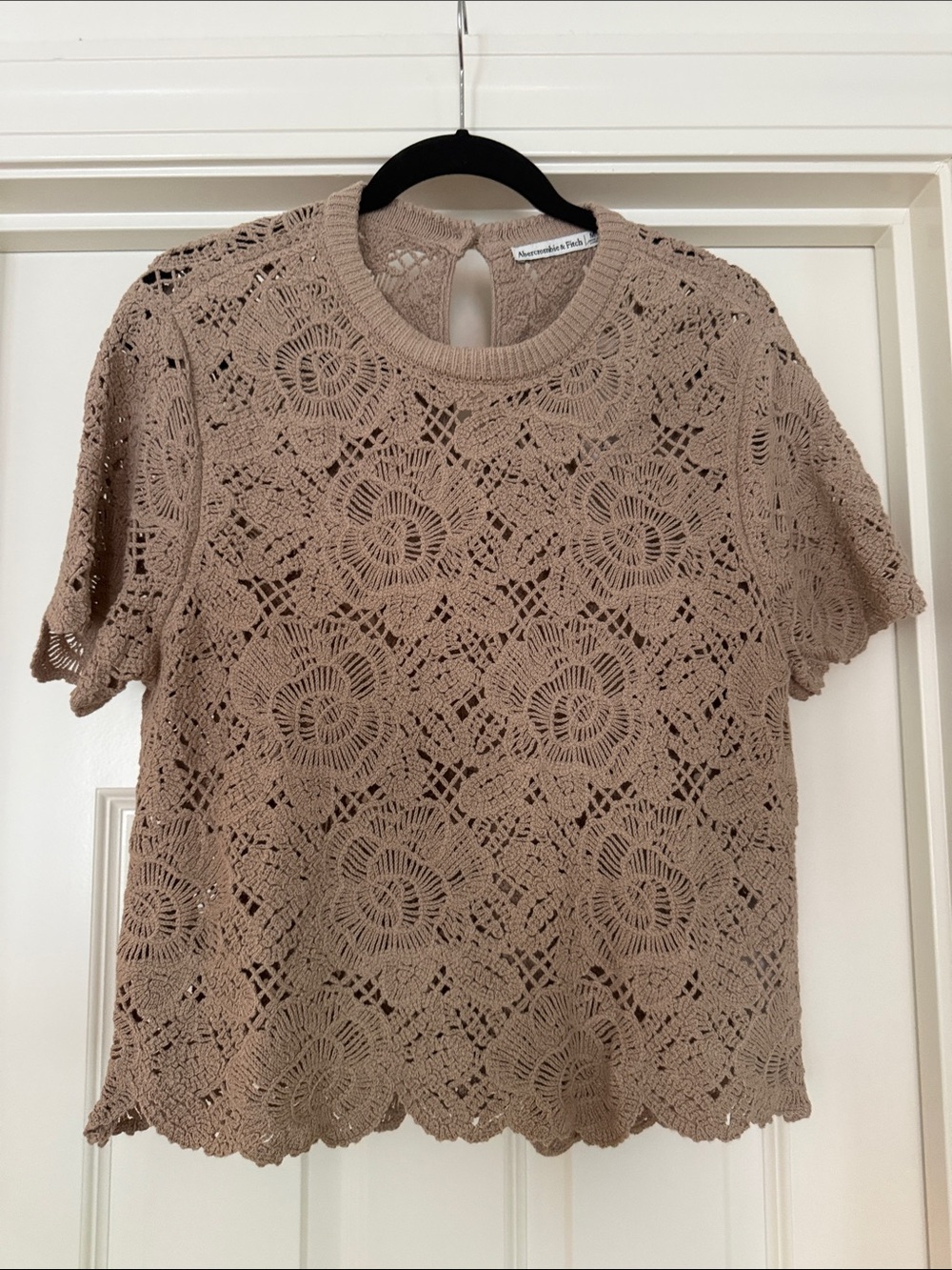 Abercrombie & Fitch Taupe Crochet Floral Short-Sleeve Top, size M